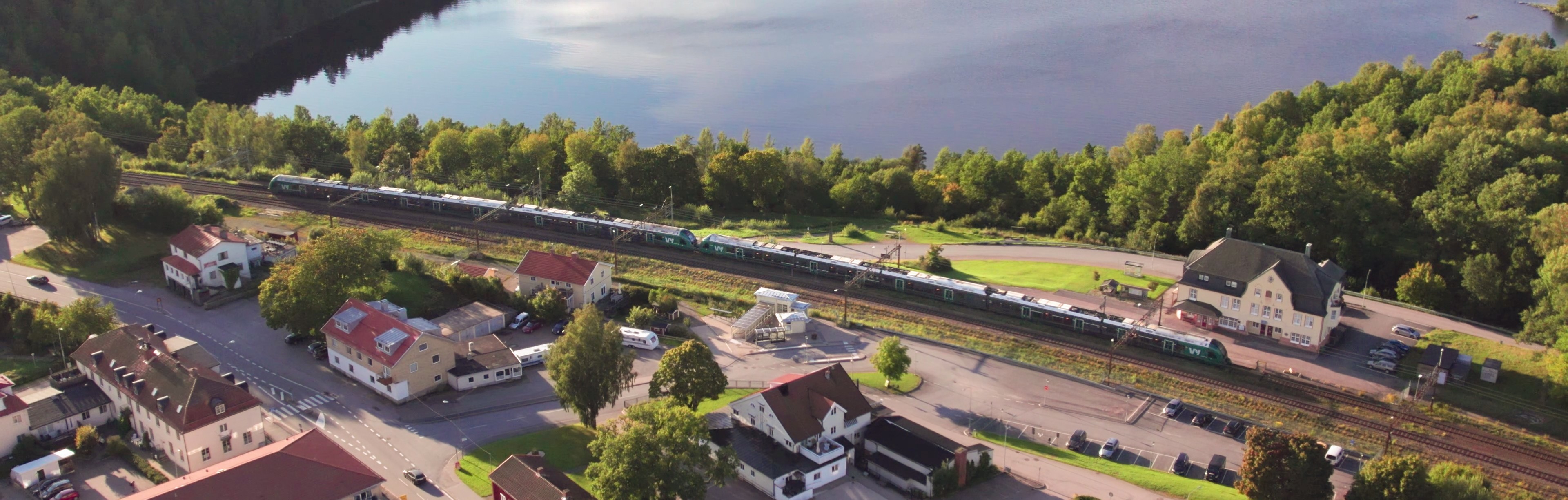 Tåg vid Eds station med utsikt över sjön Stora Le