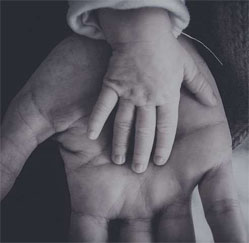 Liten hand i stor hand