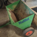 Sandspridare. Kärra för dragkula.
